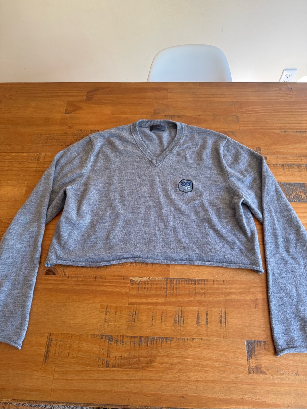G/FORE Women’s Gray V-Neck Cropped Sweater with Chest Patch